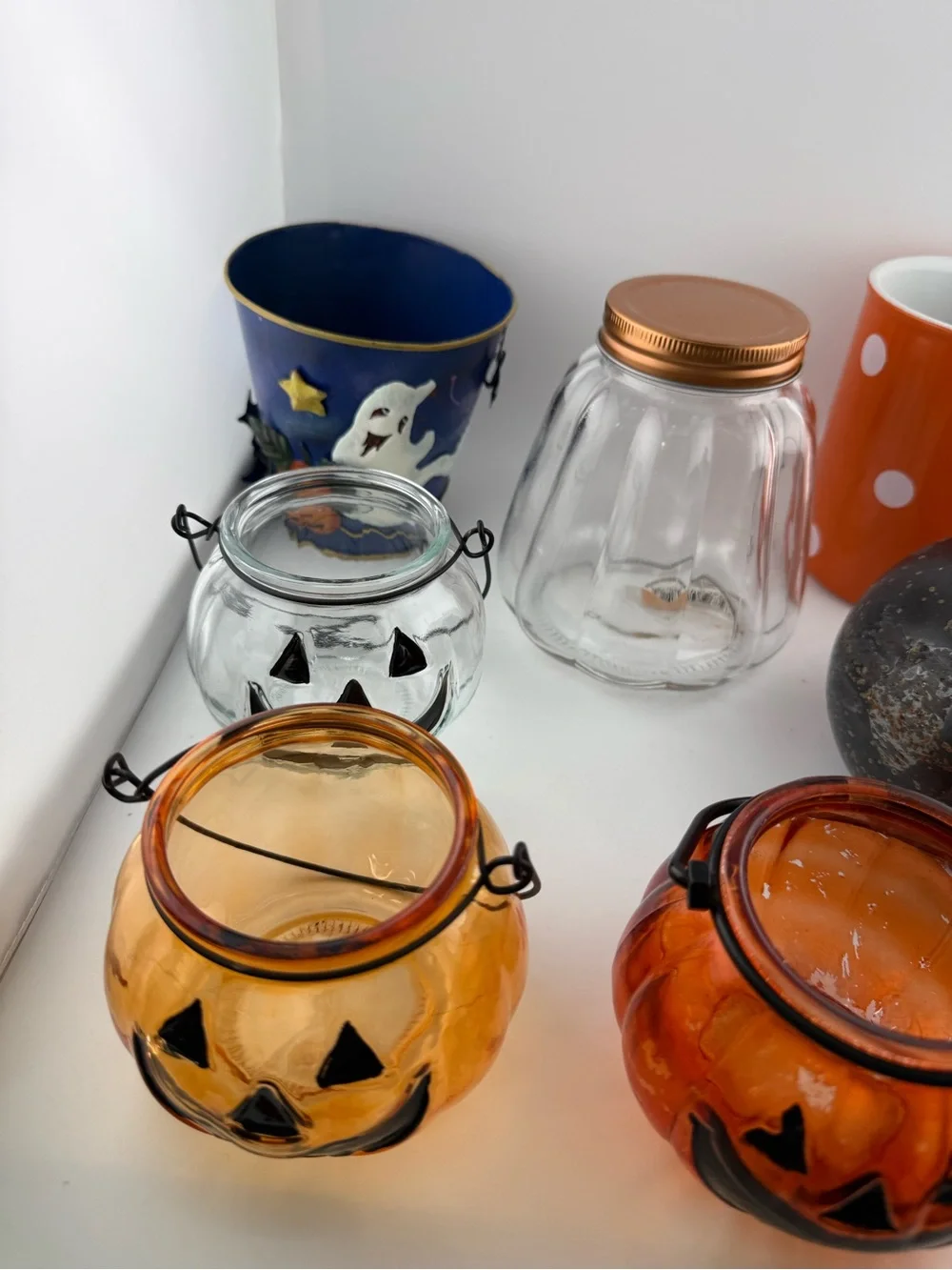 7 Halloween decorations and glass jars.